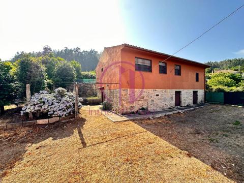 Encantadora Casa Amueblada con Amplio Terreno y Vistas al Río Miño en Arbo